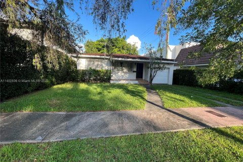 Villa ou maison à vendre à Coral Gables, Floride: 2 chambres, 118.54 m2 № 551029 - photo 1