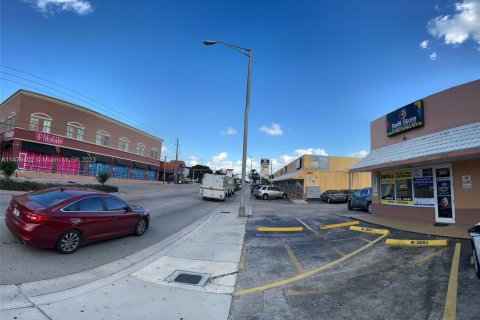 Commercial property in Hialeah, Florida № 813099 - photo 11