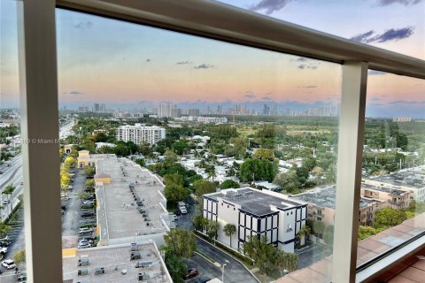 Condo in North Miami, Florida, 2 bedrooms  № 1179233 - photo 30