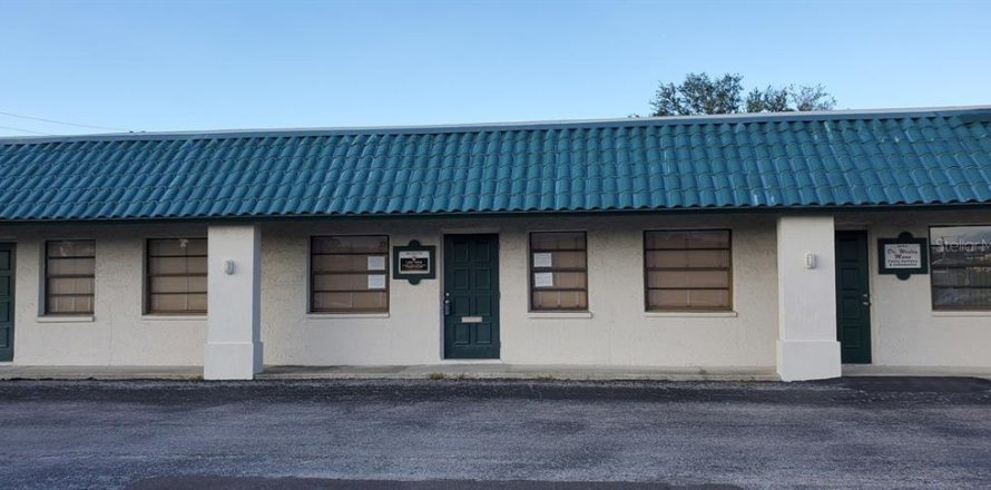 Commercial property in Port Richey, Florida 193.24 sq.m. № 840294