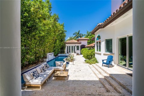 Villa ou maison à vendre à Coral Gables, Floride: 4 chambres, 392.88 m2 № 504402 - photo 17