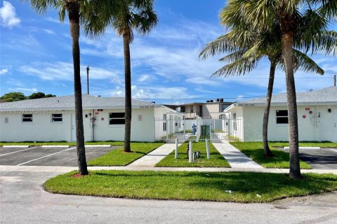 Immobilier commercial à vendre à Lauderhill, Floride: 334.45 m2 № 862050 - photo 3