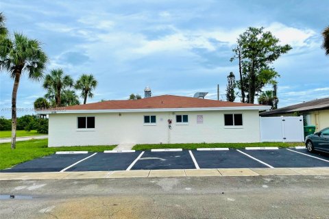 Commercial property in Lauderhill, Florida 334.45 sq.m. № 862051 - photo 3