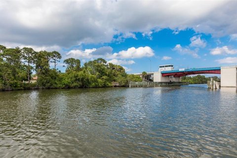 Townhouse in Merrit Island, Florida 4 bedrooms, 137.77 sq.m. № 1353398 - photo 16