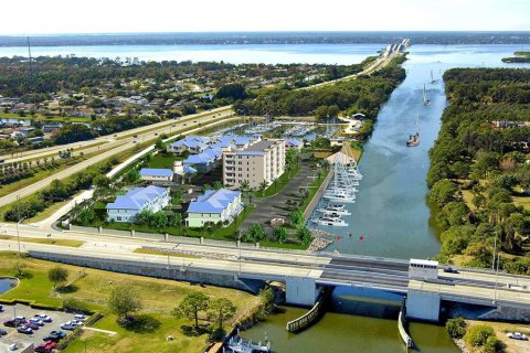 Townhouse in Merrit Island, Florida 4 bedrooms, 137.77 sq.m. № 1353398 - photo 2