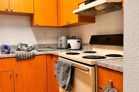 Condo in Hialeah, Florida, 1 bedroom  № 1328049 - photo 14