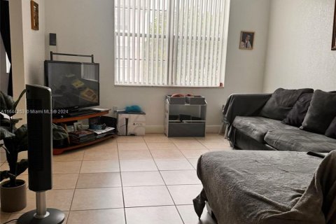 Condo in Hialeah, Florida, 1 bedroom  № 1328049 - photo 3