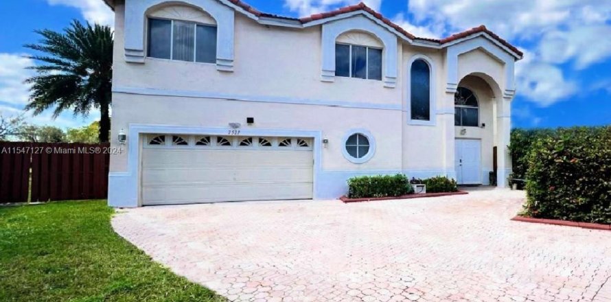 House in Cooper City, Florida 4 bedrooms, 180.79 sq.m. № 1117230