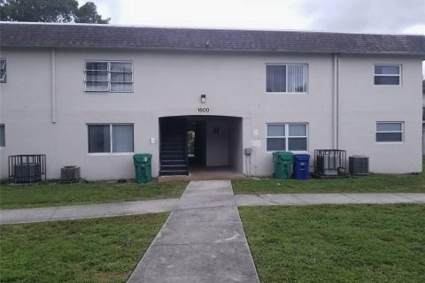 Condo in Lauderhill, Florida, 3 bedrooms  № 909896 - photo 14