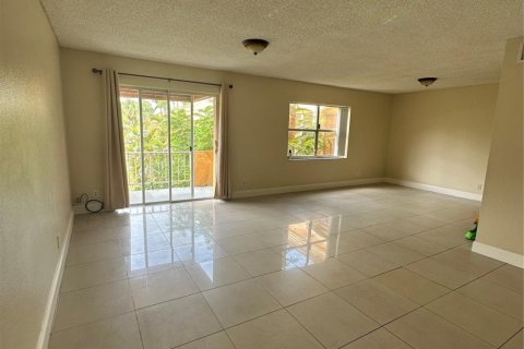 Condominio en venta en Hialeah, Florida, 2 dormitorios, 131.64 m2 № 1016971 - foto 1