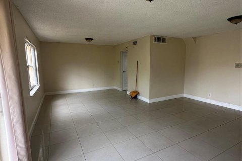 Condominio en venta en Hialeah, Florida, 2 dormitorios, 131.64 m2 № 1016971 - foto 12