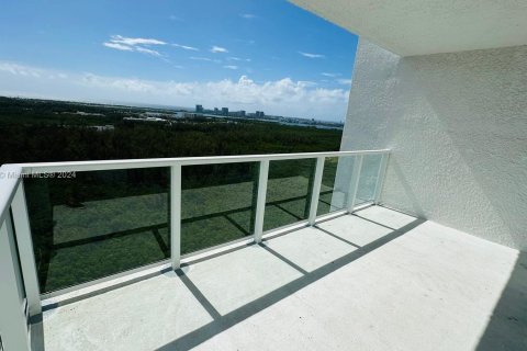 Condo in North Miami, Florida, 2 bedrooms  № 1348528 - photo 5