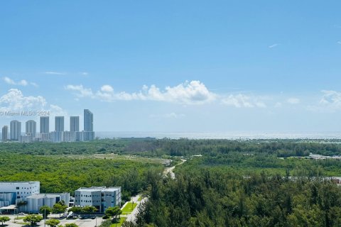 Condo in North Miami, Florida, 2 bedrooms  № 1348528 - photo 1