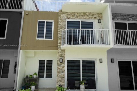 Townhouse in Homestead, Florida 4 bedrooms, 133.22 sq.m. № 1417779 - photo 2