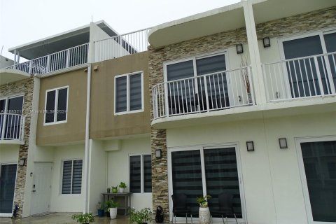 Townhouse in Homestead, Florida 4 bedrooms, 133.22 sq.m. № 1417779 - photo 1