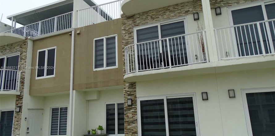 Townhouse in Homestead, Florida 4 bedrooms, 133.22 sq.m. № 1417779