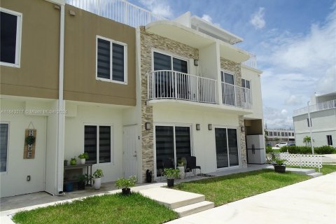 Townhouse in Homestead, Florida 4 bedrooms, 133.22 sq.m. № 1417779 - photo 3