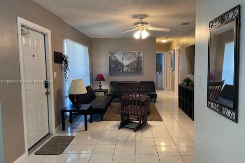 Casa en alquiler en Cutler Bay, Florida, 4 dormitorios, 141.95 m2 № 1385888 - foto 2