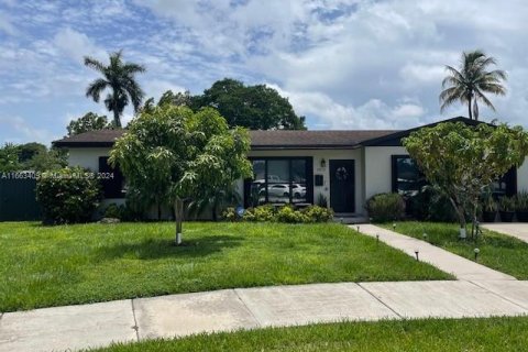 Casa en alquiler en Cutler Bay, Florida, 4 dormitorios, 141.95 m2 № 1385888 - foto 1