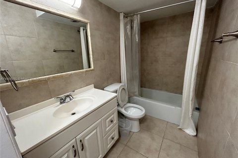 Condo in Hallandale Beach, Florida, 1 bedroom  № 1385813 - photo 12