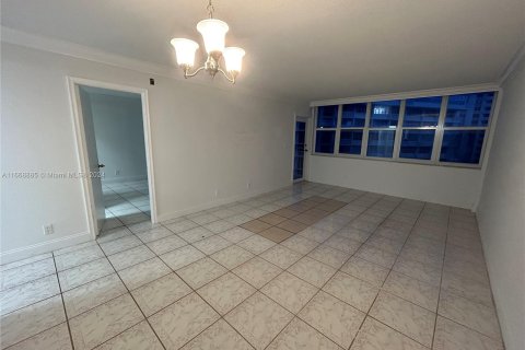 Condo in Hallandale Beach, Florida, 1 bedroom  № 1385813 - photo 7