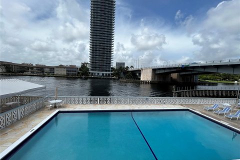 Condo in Hallandale Beach, Florida, 1 bedroom  № 1385813 - photo 14