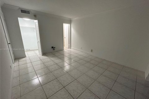 Condo in Hallandale Beach, Florida, 1 bedroom  № 1385813 - photo 9