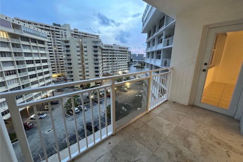 Condo in Hallandale Beach, Florida, 1 bedroom  № 1385813 - photo 3