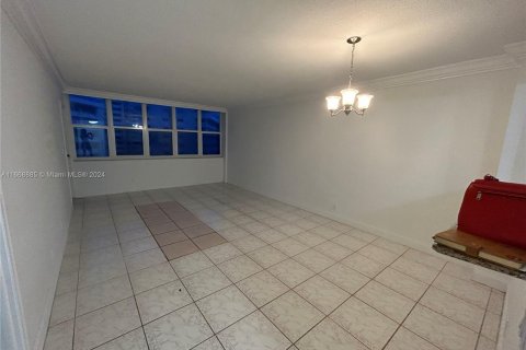 Condo in Hallandale Beach, Florida, 1 bedroom  № 1385813 - photo 6