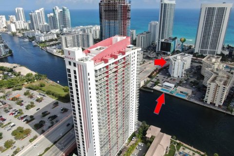 Condo in Hallandale Beach, Florida, 1 bedroom  № 1385813 - photo 16