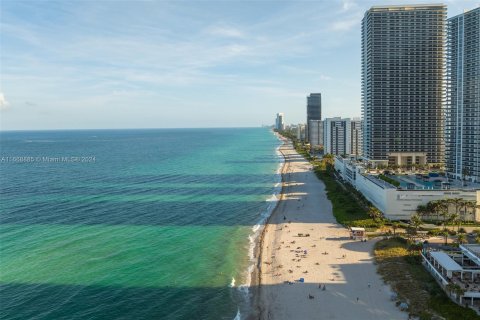 Condo in Hallandale Beach, Florida, 1 bedroom  № 1385813 - photo 17