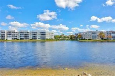 Condo in Tamarac, Florida, 2 bedrooms  № 1007545 - photo 2