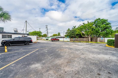 Commercial property in Hialeah, Florida № 920694 - photo 22