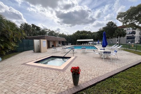 Condo in Tamarac, Florida, 2 bedrooms  № 962331 - photo 10