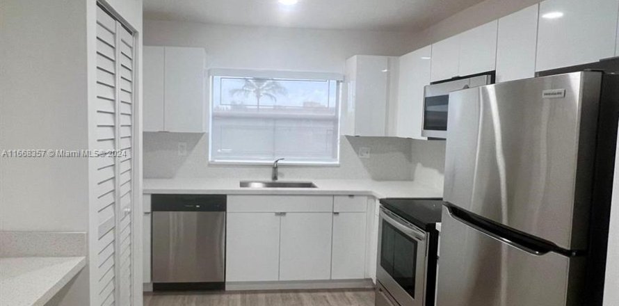 Condo in Sunrise, Florida, 2 bedrooms  № 1389887