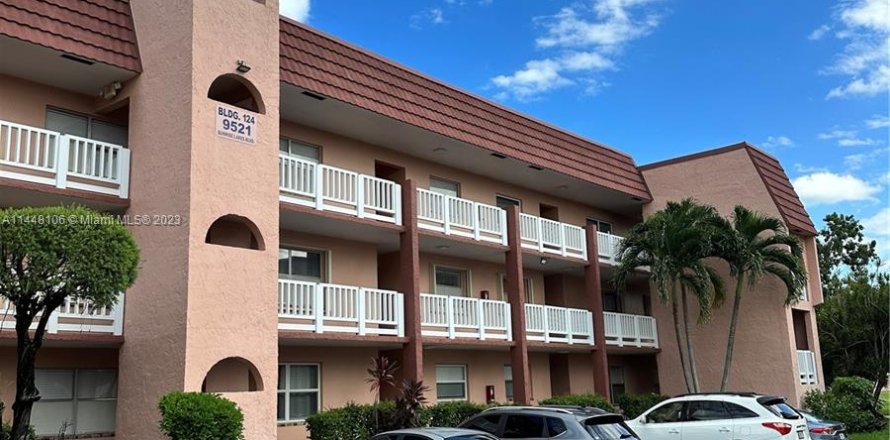 Condominio en Sunrise, Florida, 2 dormitorios  № 705225