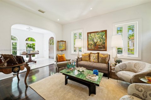 House in Coral Gables, Florida 5 bedrooms, 258.73 sq.m. № 1305176 - photo 12