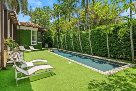 House in Coral Gables, Florida 5 bedrooms, 258.73 sq.m. № 1305176 - photo 23