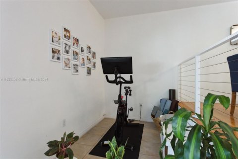 House in Biscayne Park, Florida 3 bedrooms, 175.31 sq.m. № 1305175 - photo 11