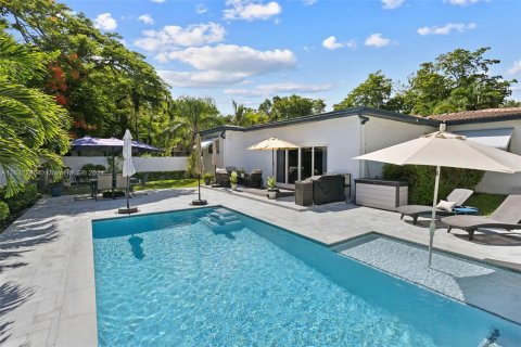 Casa en venta en Biscayne Park, Florida, 3 dormitorios, 175.31 m2 № 1305175 - foto 1