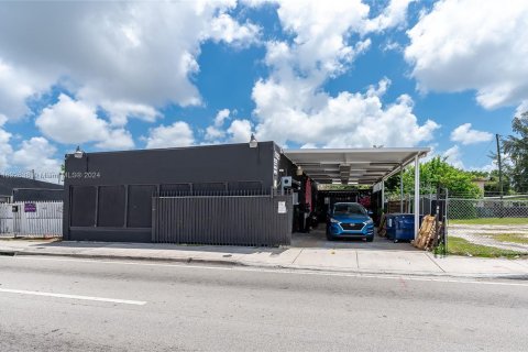 Propiedad comercial en venta en Miami, Florida № 1305139 - foto 2