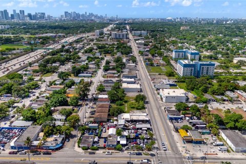 Propiedad comercial en venta en Miami, Florida № 1305139 - foto 24