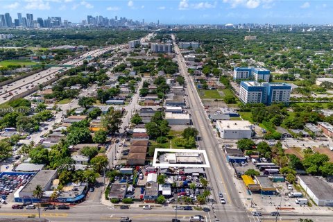 Propiedad comercial en venta en Miami, Florida № 1305139 - foto 20