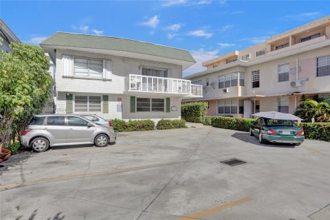 Condo in Miami Beach, Florida, 1 bedroom  № 1305170 - photo 1