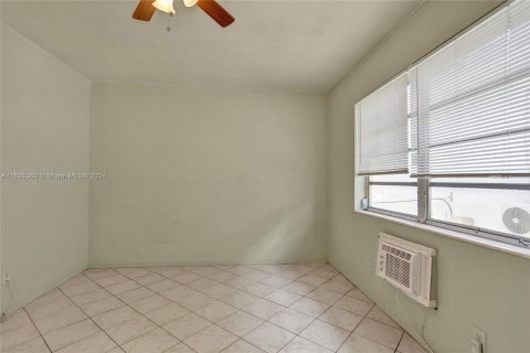 Condo in Miami Beach, Florida, 1 bedroom  № 1305170 - photo 18