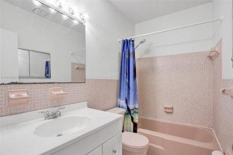 Condo in Miami Beach, Florida, 1 bedroom  № 1305170 - photo 11