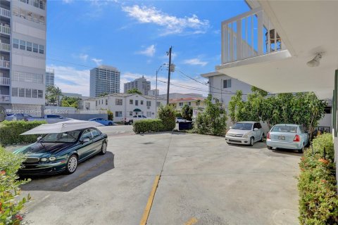 Condo in Miami Beach, Florida, 1 bedroom  № 1305170 - photo 21