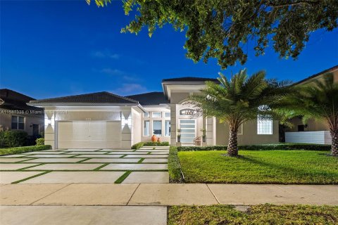 House in Miramar, Florida 5 bedrooms, 239.32 sq.m. № 1176643 - photo 1