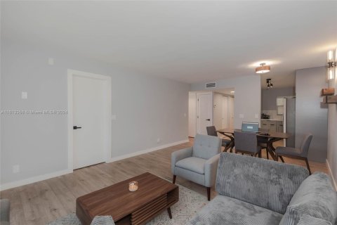 Condo in Sunrise, Florida, 2 bedrooms  № 1235239 - photo 9