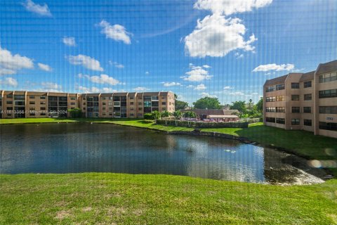 Condo in Sunrise, Florida, 2 bedrooms  № 1235239 - photo 1